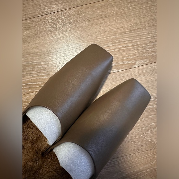 NWT* CHICJOC Mink Fur Leather Brown Mules - Size 38 - Picture 4 of 11